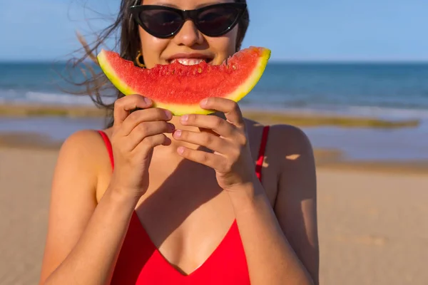 Портрет Жінки Яка Їсть Кавун Пляжі Крупним Планом Посміхаючись Бікіні — стокове фото