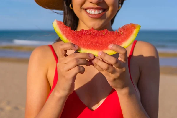 Портрет Жінки Яка Їсть Кавун Пляжі Вирізати Рот Посміхаючись Червоним — стокове фото