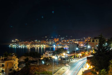 Arnavutluk 'ta gün batımında Saranda veya Sarande kentinin gece manzarası