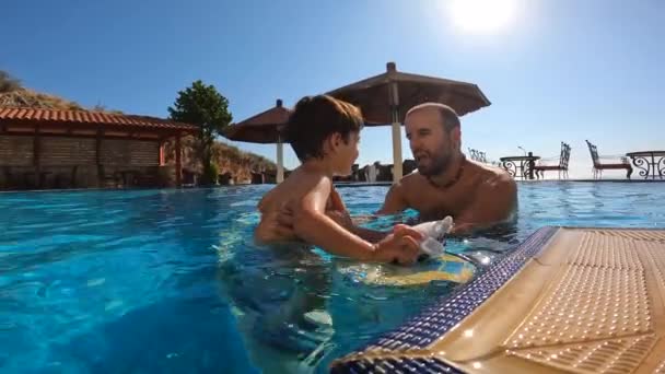 Otec Syn Létě Bazénu Ním Hrají Zvedají Dovolené — Stock video