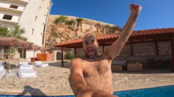 Muž Skákání Bazénu Při Západu Slunce Letní Dovolenou Hotelu — Stock video