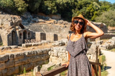 Arnavutluk 'taki Butrint veya Butrinto Ulusal Parkı' nın arkeolojik kalıntılarını ziyaret eden bir kadın