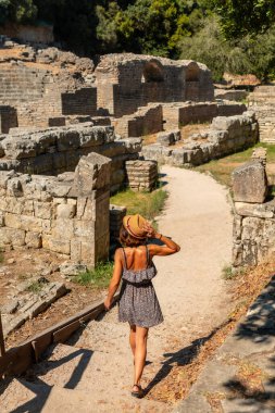 Arnavutluk 'taki Butrint veya Butrinto Ulusal Parkı' nın arkeolojik kalıntılarını ziyaret eden kadın