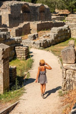 Arnavutluk 'taki Butrint veya Butrinto Ulusal Parkı' nın arkeolojik kalıntılarında yürüyen bir kadın