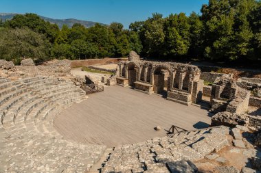 Arnavutluk 'taki Butrint veya Butrinto Ulusal Parkı arkeolojik kalıntılarında tiyatro ve amfi tiyatro