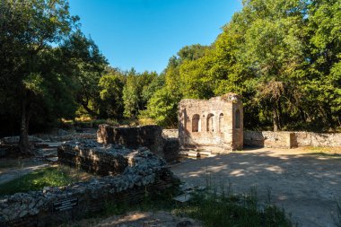 Arnavutluk 'taki Butrint veya Butrinto Ulusal Parkı' nın arkeolojik kalıntılarında sıcak kaynak ve hamamlar