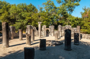 Arnavutluk 'taki Butrint veya Butrinto Ulusal Parkı' ndaki arkeolojik harabelerde vaftizin kalıntıları