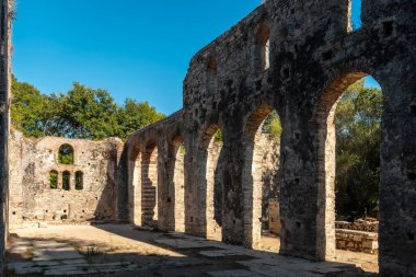 Arnavutluk 'taki Butrint veya Butrinto Ulusal Parkı' nın arkeolojik kalıntılarındaki Büyük Bazilika kemerleri