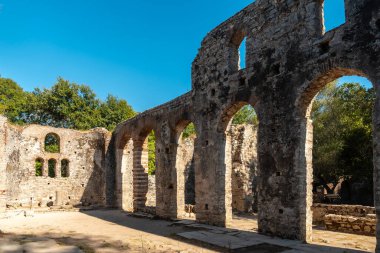 Arnavutluk 'taki Butrint veya Butrinto Ulusal Parkı' nın arkeolojik kalıntılarındaki Büyük Bazilika kemerleri