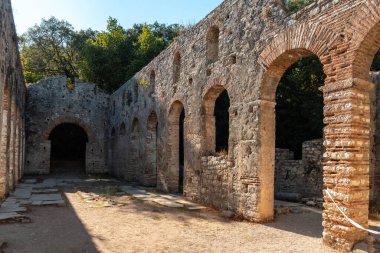Arnavutluk 'taki Butrint veya Butrinto Ulusal Parkı' nın arkeolojik kalıntılarındaki Büyük Bazilika kemerleri