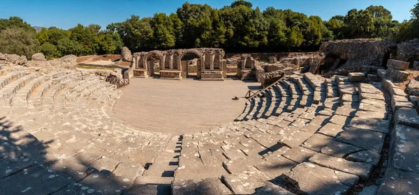 Arnavutluk 'taki Butrint veya Butrinto Ulusal Parkı arkeolojik harabelerinde tiyatro ve amfi tiyatroda panoramik