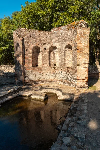 Arnavutluk 'taki Butrint veya Butrinto Ulusal Parkı' nın arkeolojik kalıntılarında sıcak kaynak ve hamamlar