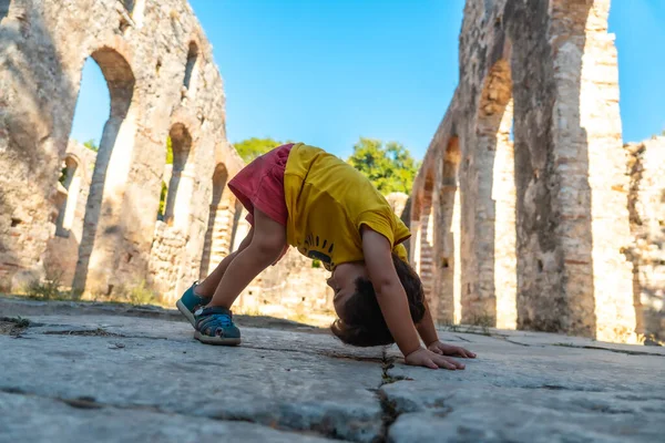 Fiú Játszik Nagy Bazilika Régészeti Romjai Butrint Vagy Butrinto Nemzeti — Stock Fotó