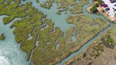 Arnavutluk 'taki Butrint veya Butrint Ulusal Parkı arkeolojik kalıntılarındaki çamurlu bataklığın hava manzarası