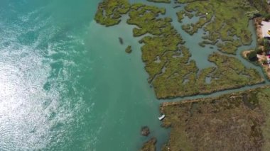 Arnavutluk 'taki Butrint veya Butrint Ulusal Parkı arkeolojik kalıntılarındaki çamurlu bataklığın hava manzarası