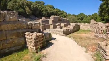 Arnavutluk 'taki Butrint veya Butrinto Ulusal Parkı arkeolojik harabelerinde tiyatronun girişinin aşırı hızlanması