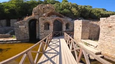 Arnavutluk 'taki Butrint veya Butrinto Ulusal Parkı' nın arkeolojik kalıntılarında tiyatronun girişinde geziniyor.