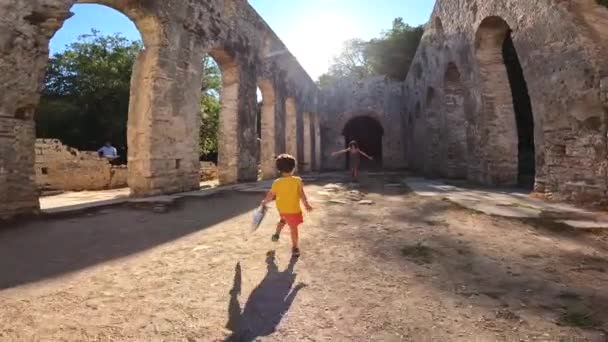 โอบกอดเด กและแม Great Basilica ในซากปร งทางโบราณคด ของ Butrint Butrinto National — วีดีโอสต็อก