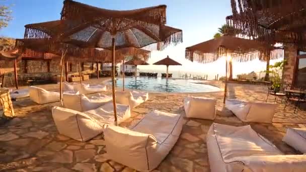 Gün Batımında Plajdaki Havuzda Palmiye Ağaçları Tropik Manzaralar Yaz Tatilindeki — Stok video