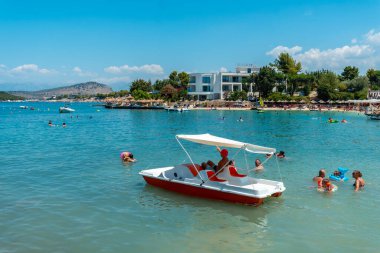 Ksamil 'deki Plazhi Cenneti, pek çok kişinin yaz tatilinin tadını çıkardığı Arnavutluk Rivierası üzerine