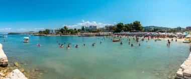 Arnavutluk Rivierası 'nda Ksamil' deki Plazhi Paradise plajının panoramisinde pek çok insan yaz tatilinin keyfini çıkarıyor