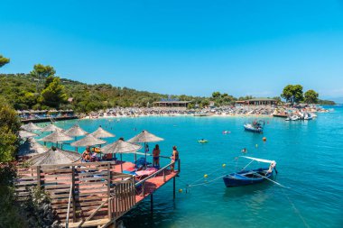 Arnavutluk 'un Ksamil plajı yaz tatilinin keyfini çıkarıyor