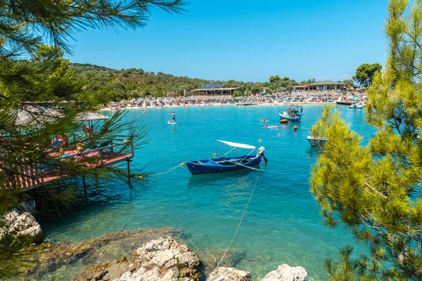 Banco Azul Una Playa Ksamil Riviera Albanesa Disfrutando Las Vacaciones —  Fotos de Stock