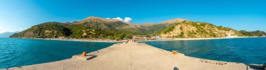 Arnavutluk 'un Vlore kenti yakınlarındaki Arnavut Rivierasında yaz tatilinde panoramik
