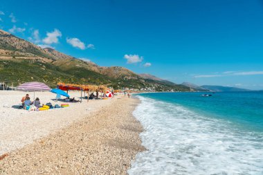 Arnavutluk 'un Vlore kentinde yaz tatilinde Borsh adlı Arnavut Riviera plajı