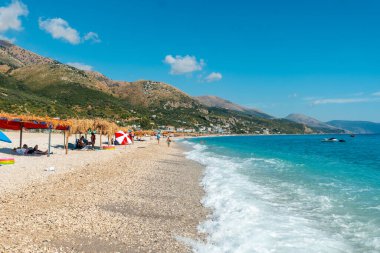 Arnavutluk 'un Vlore kentinde yaz tatilinde Borsh adlı Arnavut Riviera plajı