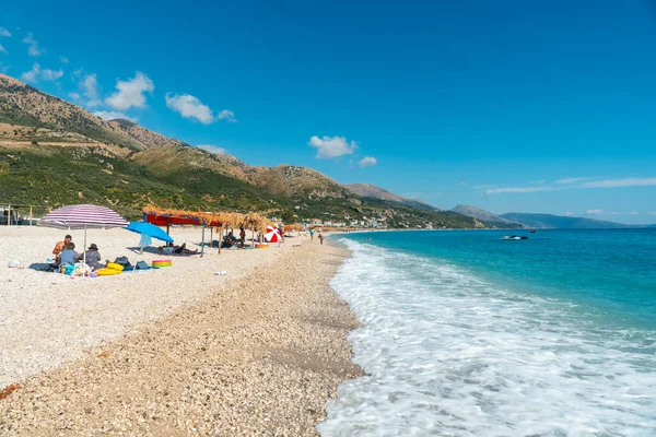 アルバニアのリベラエラビーチは アルバニアの夏休みでボルシュと呼ばれています — ストック写真