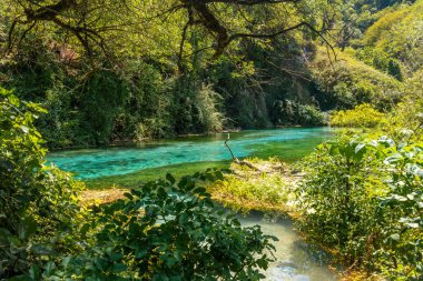  The Blue Eye 'dan akan nehir, Arnavutluk' un güneyindeki dağlarda meydana gelen doğal bir olgu.