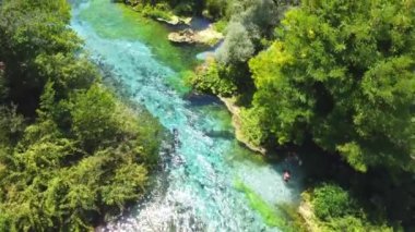 Arnavutluk 'un güneyindeki dağlarda mavi göz veya Suriye kalter nehrinin insansız hava aracı görüntüsü