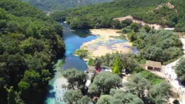 Arnavutluk 'un güneyindeki dağlarda doğal bir olay olan Mavi Göz Gölü, yaz tatili gezisi