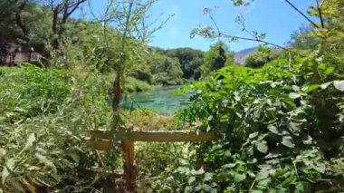 Mavi Gözün 50 metre derinliğinde veya Suriye i kalter, Arnavutluk 'un güneyindeki dağlarda görülen doğal bir olgu.