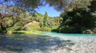 Arnavutluk 'un güneyindeki dağlarda Mavi Gözlü ya da Suriyeli kalter nehrinin soğuk suları, dikey fotoğraf