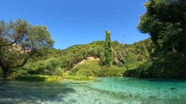 Mavi Göz nehrinin soğuk sularında yıkanan bir turist ya da Arnavutluk 'un güneyindeki dağlarda bulunan Suri kalter.