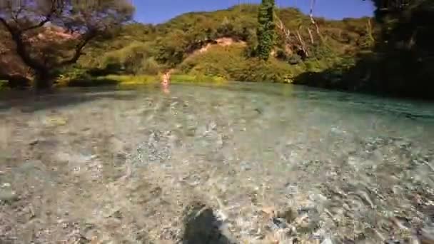 Baño Turístico Las Frías Aguas Del Río Ojo Azul Syri — Vídeo de stock