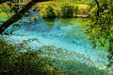  Mavi Göz 'deki şeffaf ve turkuaz sular veya Arnavutluk' un güneyindeki dağlarda meydana gelen doğal bir fenomen olan Suri Kalter