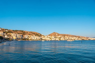Arnavutluk 'un Sarande kentindeki Arnavut Rivierası' nın Saranda Sahili 'nden sahil ve kentin panoramik manzarası