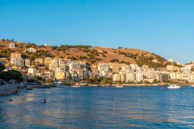 Arnavutluk 'un Sarande kentindeki Arnavut Rivierası' nın Saranda Sahili 'nden sahil ve kentin panoramik manzarası