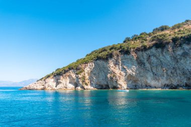  Sarande yakınlarındaki Arnavut Rivierası 'ndaki tekneden görülen Gremina plajı, turkuaz deniz suyu