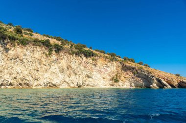  Sarande yakınlarındaki Arnavut Rivierası 'ndaki tekneden görülen güzel Gremina plajı, turkuaz deniz suyu