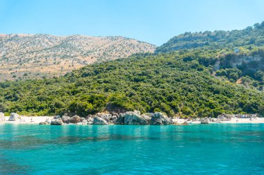  Arnavutluk 'un Sarande kentindeki Arnavut Rivierası' ndaki tekneden görülen Cennet Kroreza veya Krorez plajı