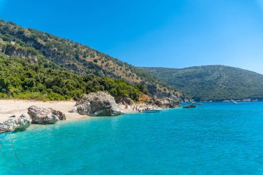  Arnavutluk 'un Sarande kentindeki Arnavut Rivierası' ndaki tekneden cennet sahili Kroreza veya Krorez