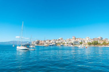 Arnavutluk 'un Sarande kenti sahillerindeki turizm tekneleri veya Arnavutluk' un nehir kıyısındaki bir teknede görülen Saranda