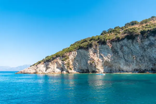在Sarande附近的阿尔巴尼亚里维拉的船上看到绿松石海的Gremina海滩 — 图库照片
