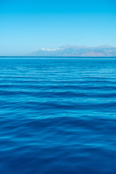 Akdeniz Gökyüzü Arka Planında Güneş Işınlarıyla Turkuaz Deniz Suyu Dokusu — Stok fotoğraf