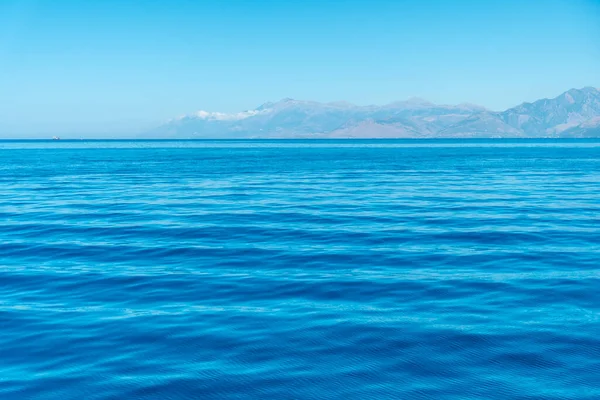 ターコイズ海のテクスチャー 地中海の海と空の背景で太陽光線 — ストック写真