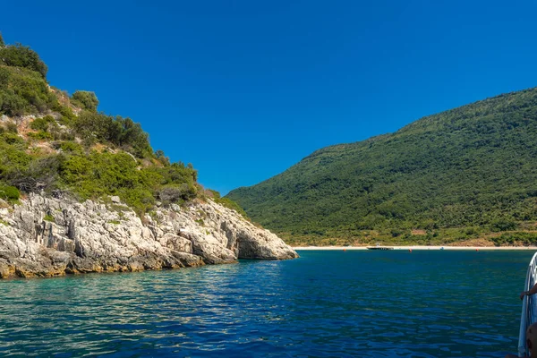 Пляж Какоме Видно Човна Албанській Гонці Поблизу Саранда Його Бірюзових — стокове фото